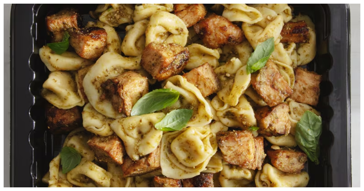 গ্রাহকদের ফ্রিজ বা ফ্রিজারে যদি সংক্রমিত পণ্য থেকে থাকে তবে তা ফেলে দিতে হবে। ছবি: অ্যাকশন নিউজ জ্যাক্স